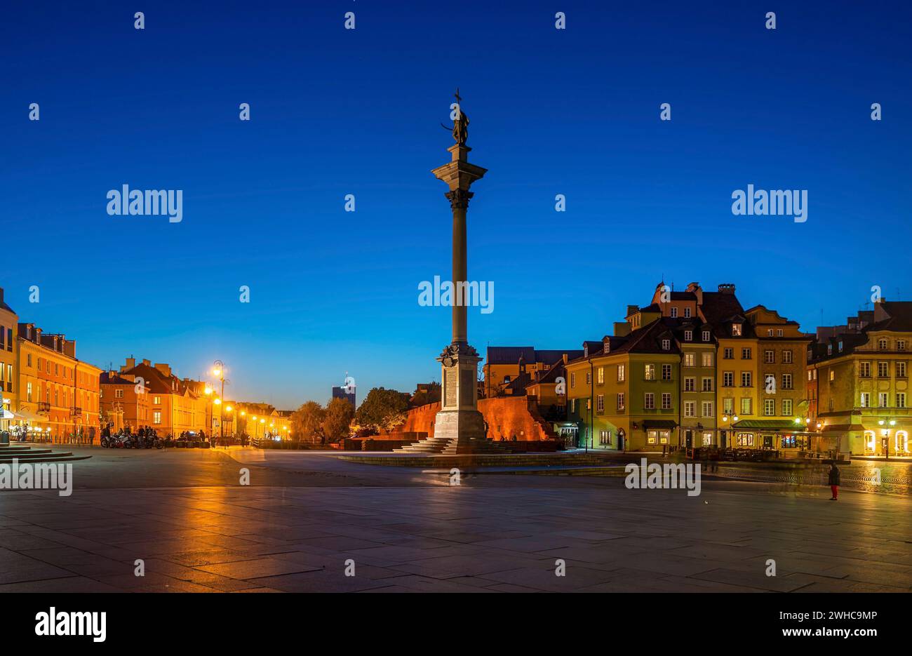 La place du château royal et la colonne du roi Sigismunds dans la ville de Varsovie la nuit, Pologne Banque D'Images