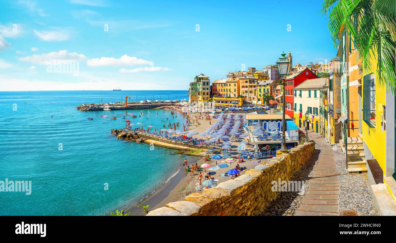 Vue de Bogliasco. Bogliasco est un ancien village de pêcheurs en Italie, Gênes, Ligurie. Mer Méditerranée, plage de sable et architecture de la ville de Bogliasco Banque D'Images