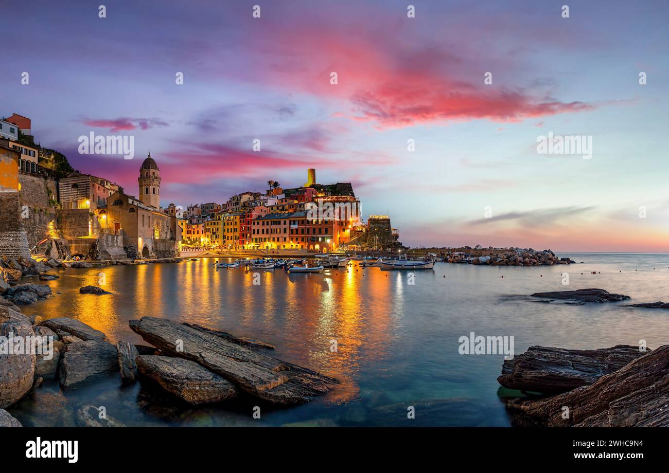 Vue du village de Vernazza, destination touristique populaire dans le parc national des Cinque Terre, site du patrimoine mondial de l'UNESCO, Ligurie, Italie Banque D'Images