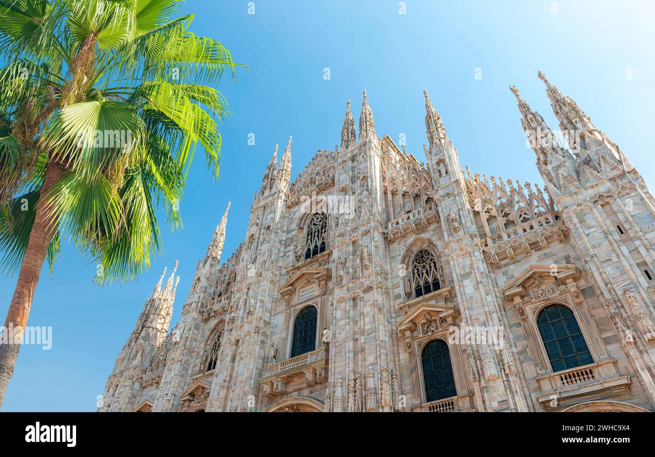 Cathédrale catholique de Milan tôt le matin Banque D'Images