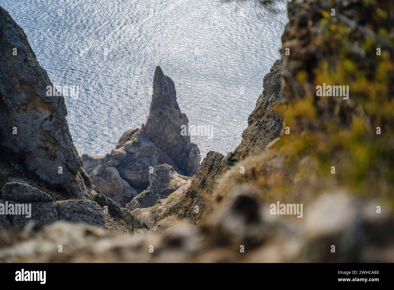 Partie mystérieuse de la majestueuse chaîne de montagnes volcaniques de Karadag en Crimée orientale, sur une rive de la mer Noire. Banque D'Images