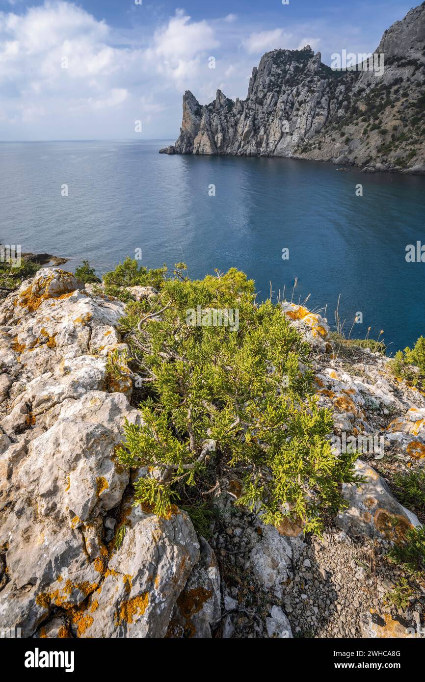 Vue sur le paysage de la montagne Karaul-Oba et de la baie bleue en Crimée, New Light Resort, Fédération de Russie. Banque D'Images
