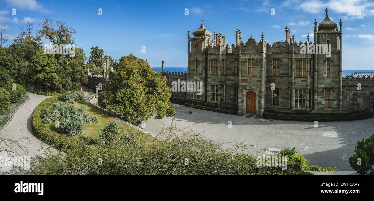 Palais Vorontsov à Alupka, Crimée.Vue panoramique sur le château avec fond bleu ciel.Les buissons et les arbres du Yucca sont en premier plan. Banque D'Images