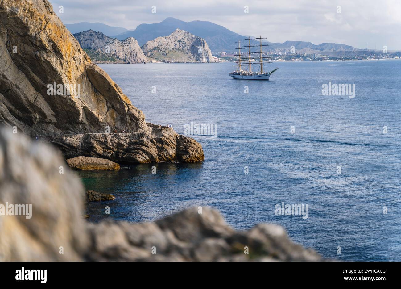Vue sur la baie et le bateau dans le village de Novyi Svit en Crimée en automne. Banque D'Images