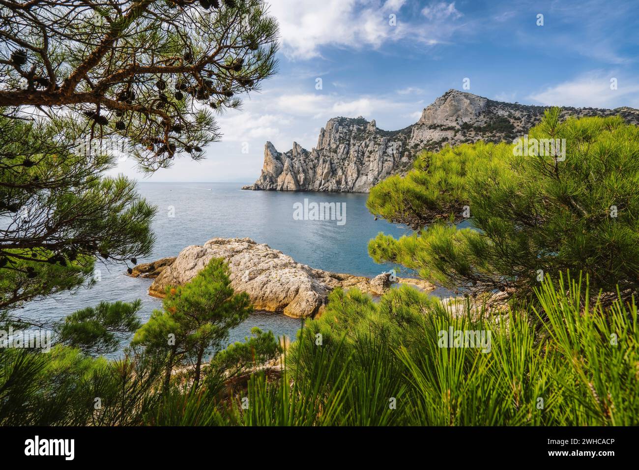 Novyi Svit, Crimée, le point de vue de Golitsyn Path.Vue magnifique sur les montagnes et la côte rocheuse de la mer Noire.Paysage de mer pittoresque. Banque D'Images