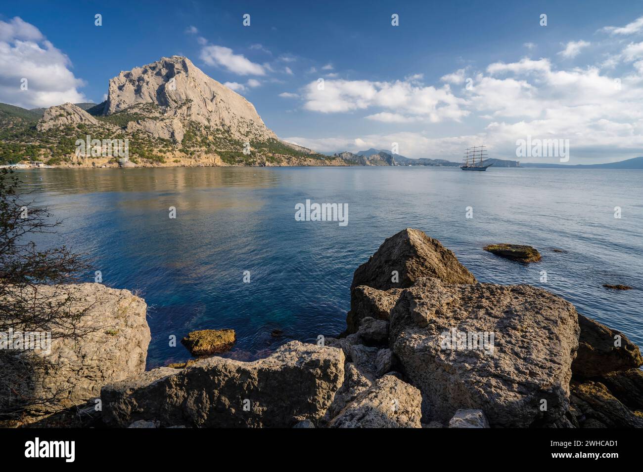 Vue sur la baie de la mer dans le village de Novyi Svit sur le fond du mont Falcon en Crimée en été. Banque D'Images