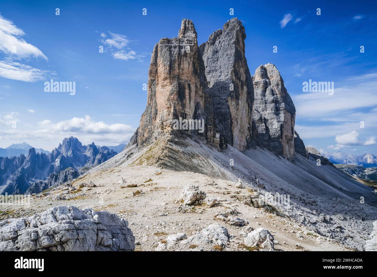 Lever de soleil d'été à Tre Cime di Lavaredo dans le parc national des Dolomites, en Italie. Banque D'Images