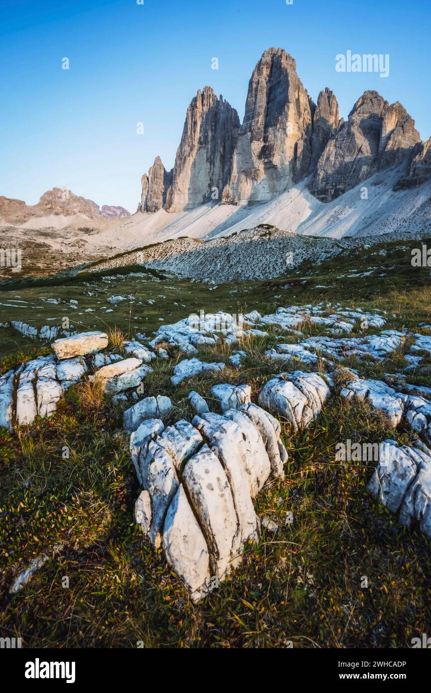 Superbe vue aérienne de Tre Cime di Lavaredo au coucher du soleil, Dolomites, Italie. Banque D'Images