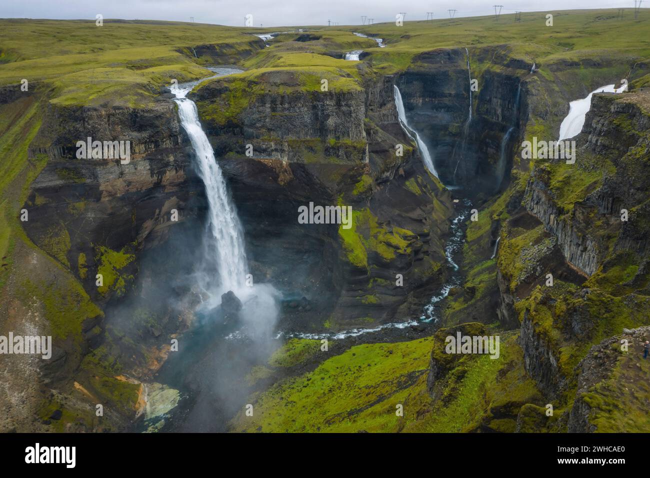 Gorge avec cascade de Granni. Cascade dans une gorge étroite dans la vallée de Thjorsardalur en Islande. Banque D'Images