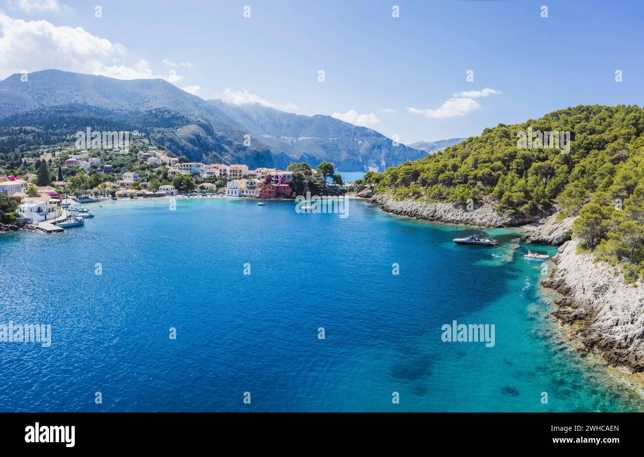 Vue panoramique aérienne du village Assos de l'île de Cefalonia, Grèce. Concept de vocation d'été de voyage. Banque D'Images