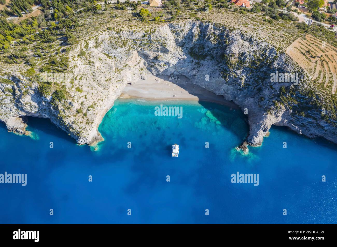 Vue panoramique aérienne sur la côte du village d'Assos.Île de Kefalonia, Grèce.Concept de vocation d'été de voyage. Banque D'Images