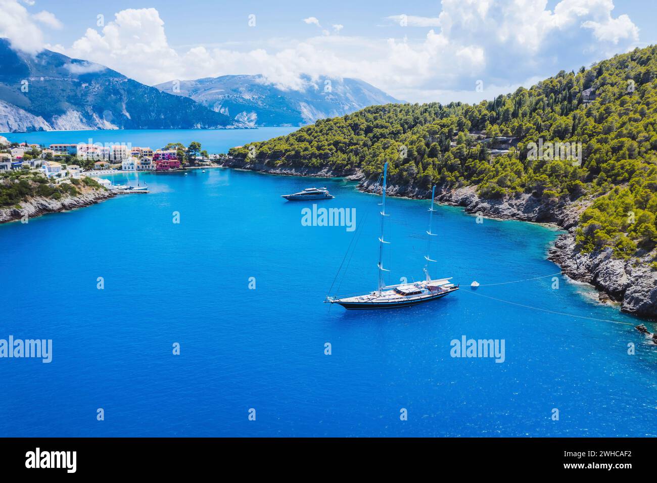 Vue aérienne du yacht de luxe de Sail dans le village d'Assos, île de Kefalonia, Grèce. Banque D'Images