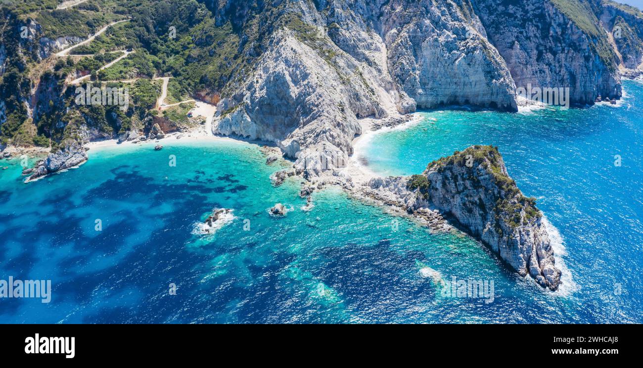Vue aérienne Plage d'Agia Eleni sur l'île de Kefalonia, Grèce.Belle plage rocheuse isolée avec eau claire émeraude et hautes falaises blanches. Banque D'Images