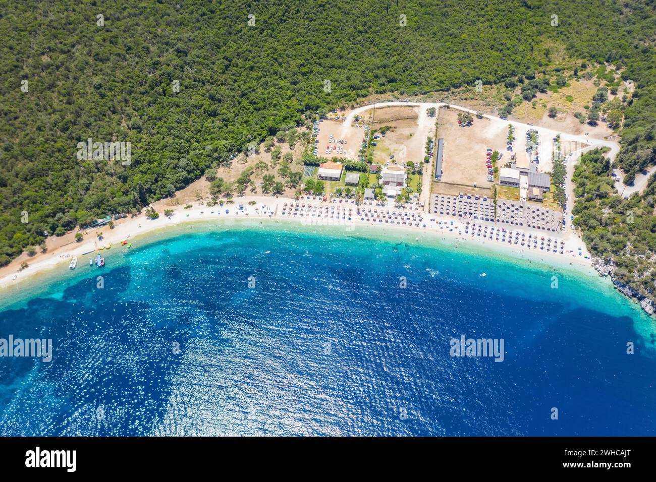 Vue aérienne de la plage ensoleillée d'Antisamos sur l'île de Kefalonia, mer Ionienne en été, Grèce.Concept de vacances de voyage. Banque D'Images