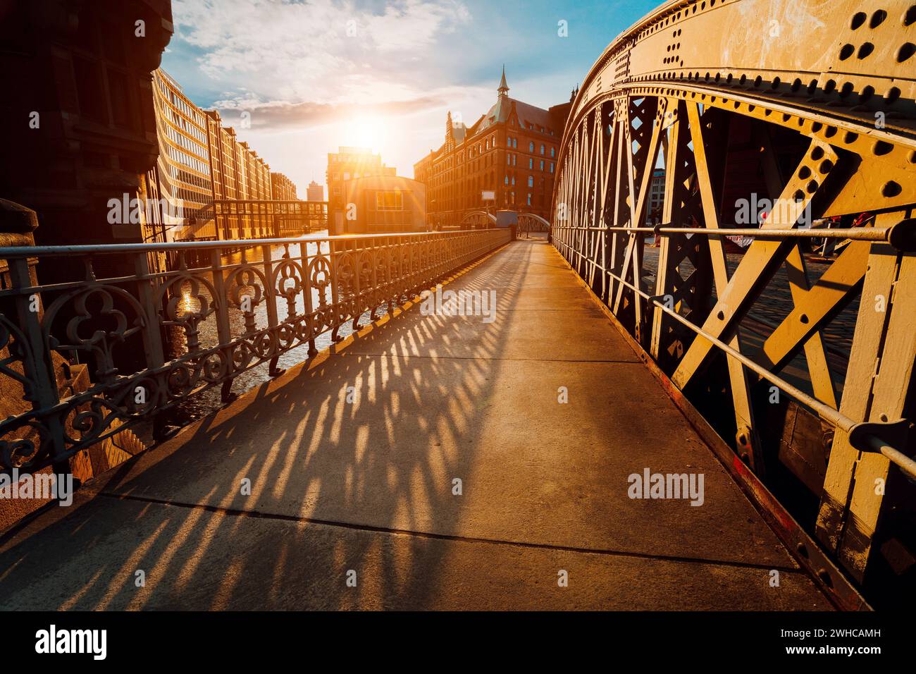 Pont Arch avec rivets dans la Speicherstadt de Hambourg pendant l'heure d'or du coucher du soleil avec lumière du coucher du soleil. Banque D'Images