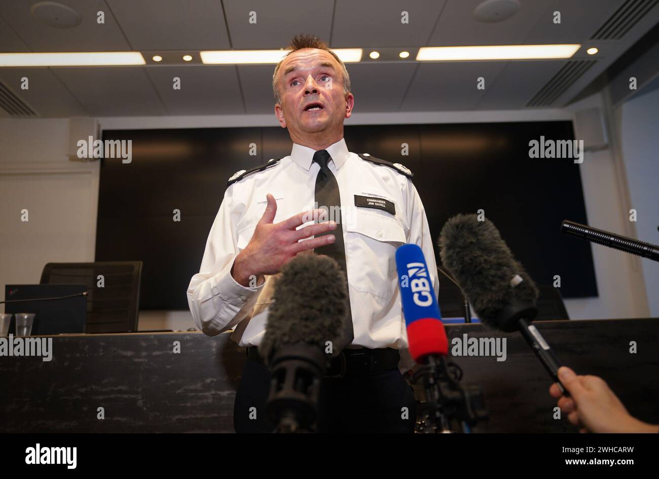 Commandant Jon Savell s'adressant aux médias à Scotland Yard à Londres. Le suspect d'attaque alcaline Abdul Ezedi est soupçonné d'être «entré» dans la Tamise, a déclaré la police métropolitaine. Date de la photo : vendredi 9 février 2024. Banque D'Images