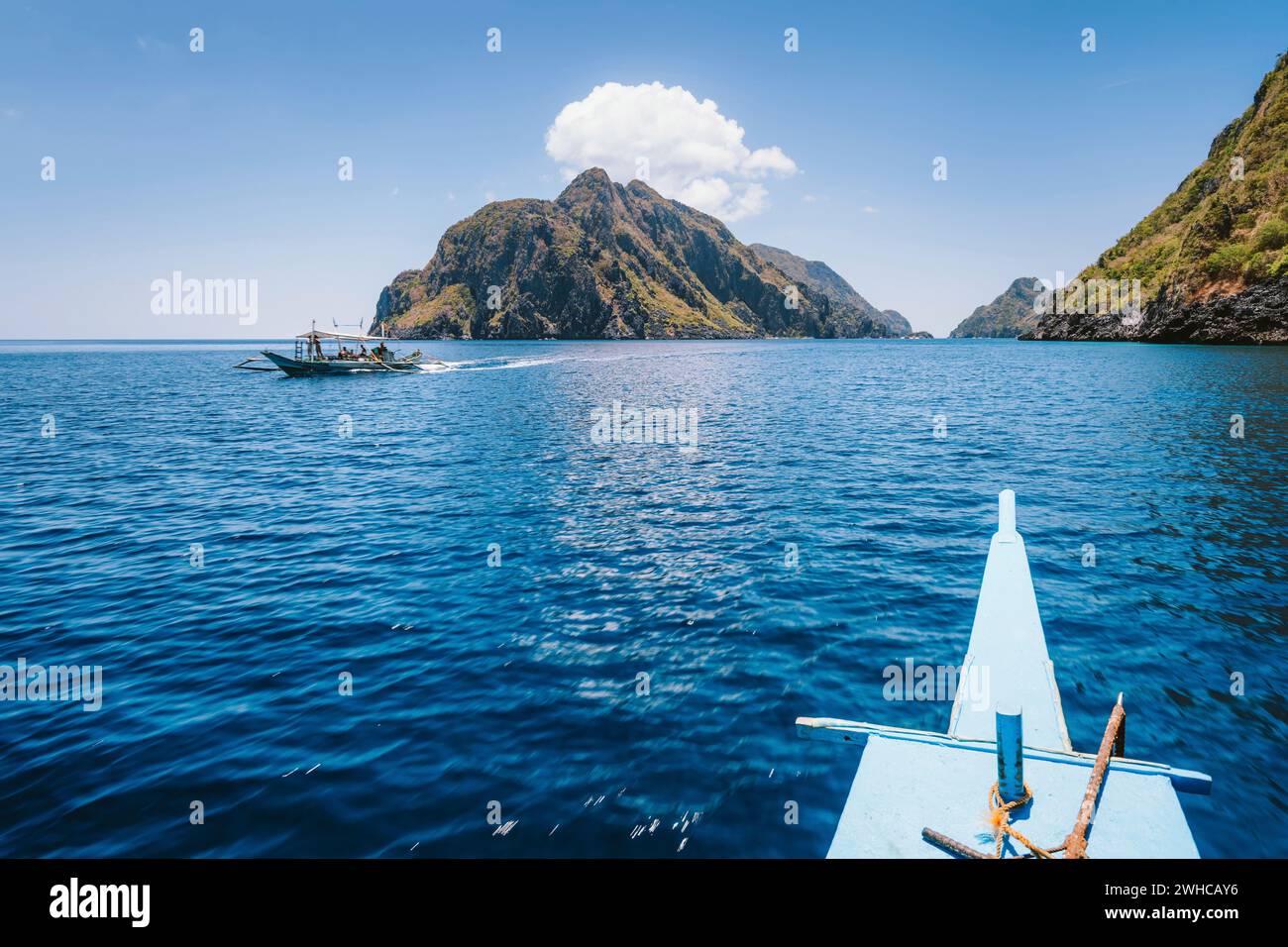 El Nido, Philippines. Excursion en bateau sur le front de l'île, survolez le détroit ouvert entre les îles de calcaire karstiques exotiques lors de votre voyage. Banque D'Images