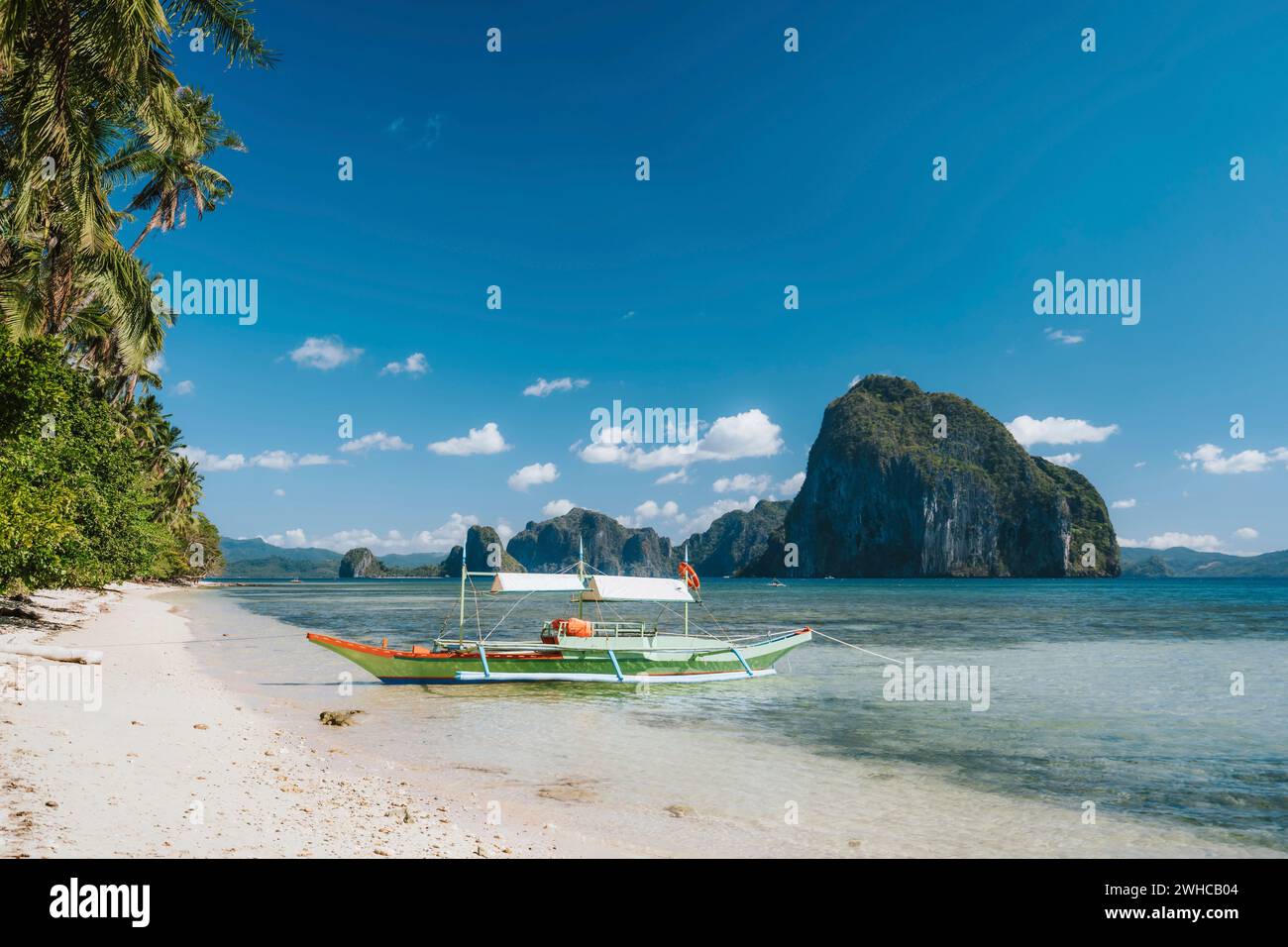 Bateau touristique d'île en île près de la plage de Las Sandy Cabanas, El Nido, Palawan, Philippines. Banque D'Images