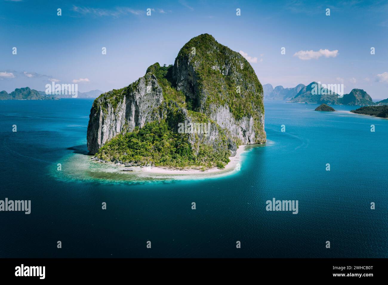 El Nido, Palawan, Philippines. Impressionnant drone aérien au-dessus de la vue unique de l'île Pinagbuyutan. Village El Nido en arrière-plan. Banque D'Images