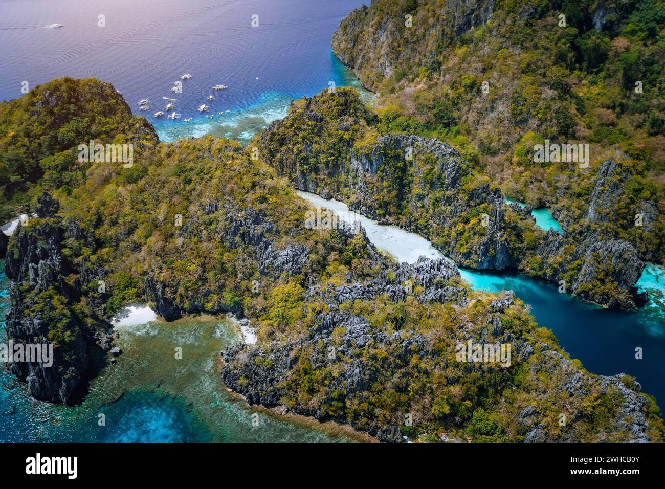 Drone aérien de l'entrée de Big Lagoon avec des falaises de calcaire et d'eau bleue. Docks de Miniloc island, Réserve nationale Marine à El Nido, Palawan, Philippines. Banque D'Images