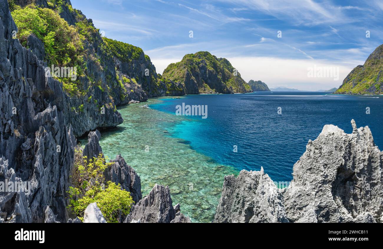 El Nido, Palawan, Philippines. Détroit de Tapiutan avec bateaux touristiques. Vue de l'île de Matinloc située dans l'archipel de Bacuit. Banque D'Images