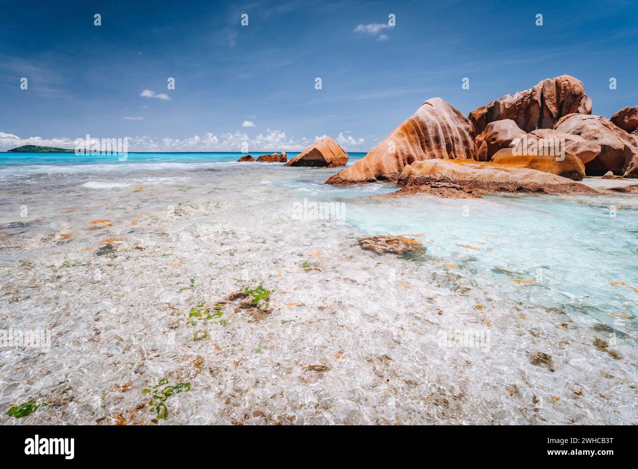 Lagon bleu et rochers sur la plage d'Anse Cocos, île de la Digue, Seychelles. Vacances. Banque D'Images