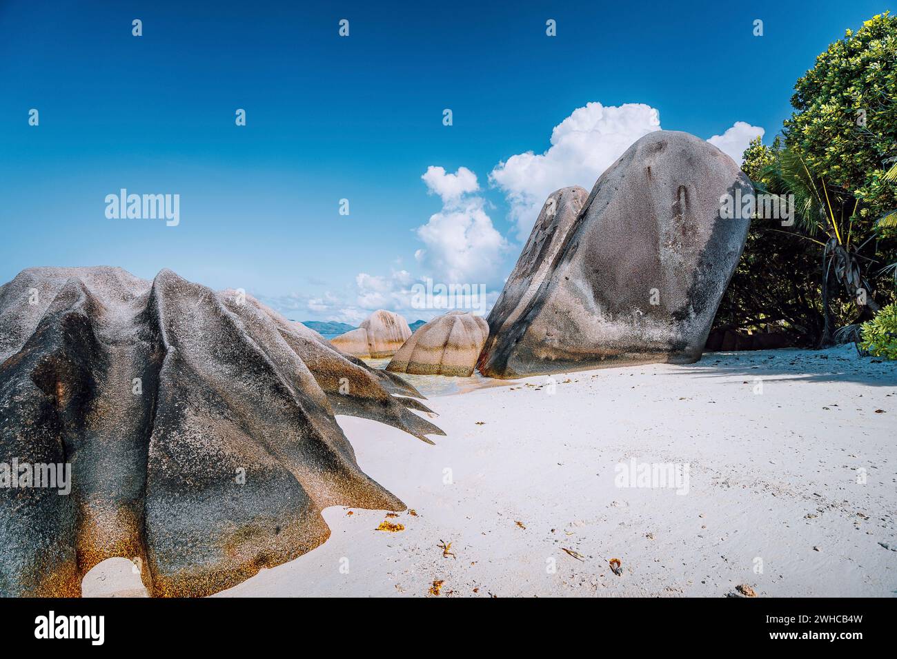 Anse source d'argent - plage tropicale incroyable avec d'énormes rochers de granit sur l'île de la Digue, Seychelles. Banque D'Images