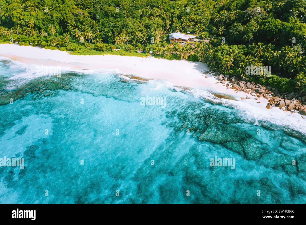 Photo aérienne de l'étrange paradis tropical plage Anse Bazarca à l'île de Mahé, Seychelles. Sable blanc, eau turquoise, palmiers, rochers en granit. Banque D'Images