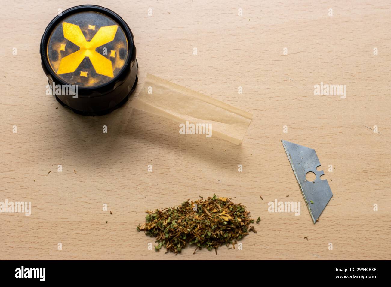Matériaux et outils pour faire un bon joint, papier, marijuana, broyeur, hachoir, graines à planter, sur un fond rustique, concept de médecine thérapeutique Banque D'Images