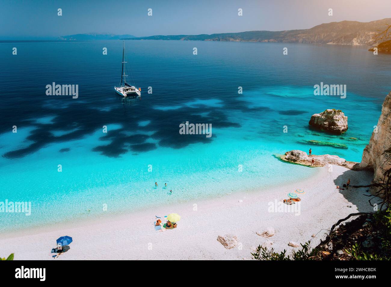 Amazing Fteri Beach sur l'île de Céphalonie, Grèce. La mer bleu clair de la Mer Ionienne. Banque D'Images