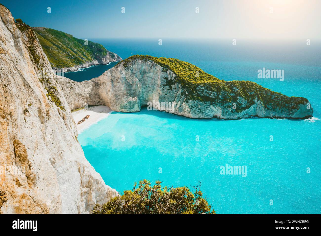 Navagio plage ou Shipwreck Bay panoramique. Eau de mer turquoise et plage blanche entre d'immenses falaises. Emplacement célèbre de point de repère sur l'île de Zakynthos, Grèce. Banque D'Images