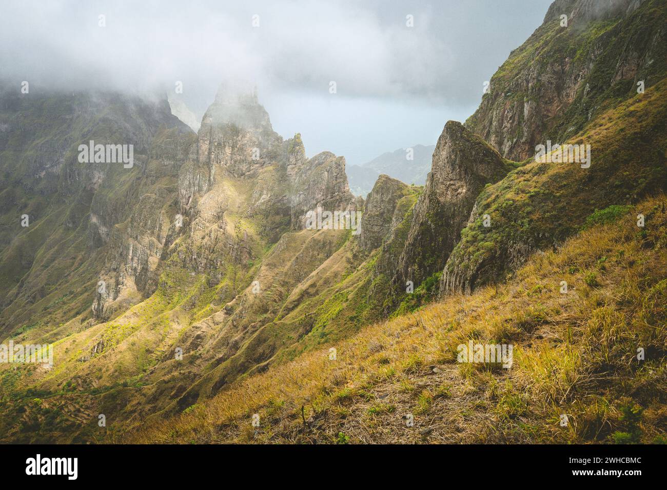 Impressionnante chaîne de montagnes accidentée envahie d'herbe verdoyante. XO-XO Valley. Île de Santo Antao, Cap-Vert Cabo Verde. Orientation verticale. Banque D'Images