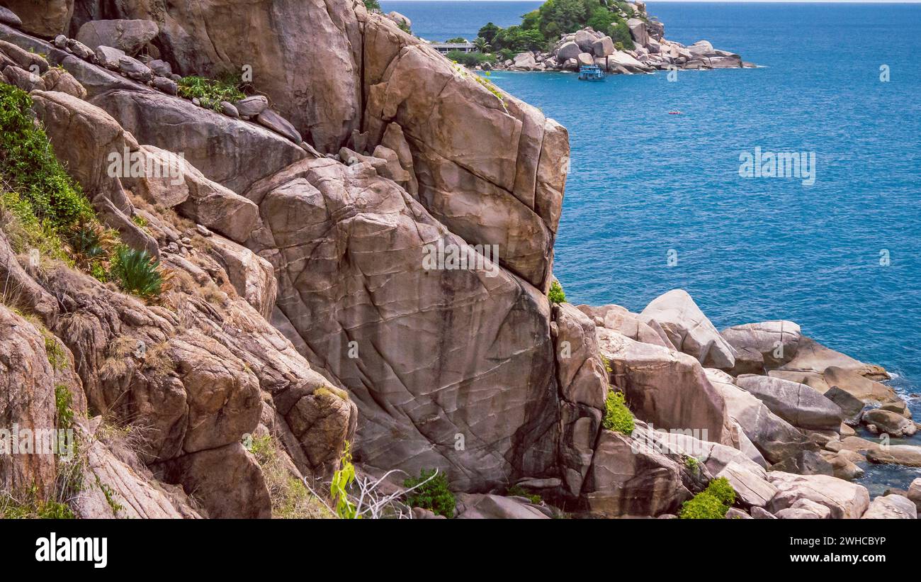 Belles îles de Koh Tao en Thaïlande. Grosses pierres avec Laem Thian Beach sur fond. Banque D'Images