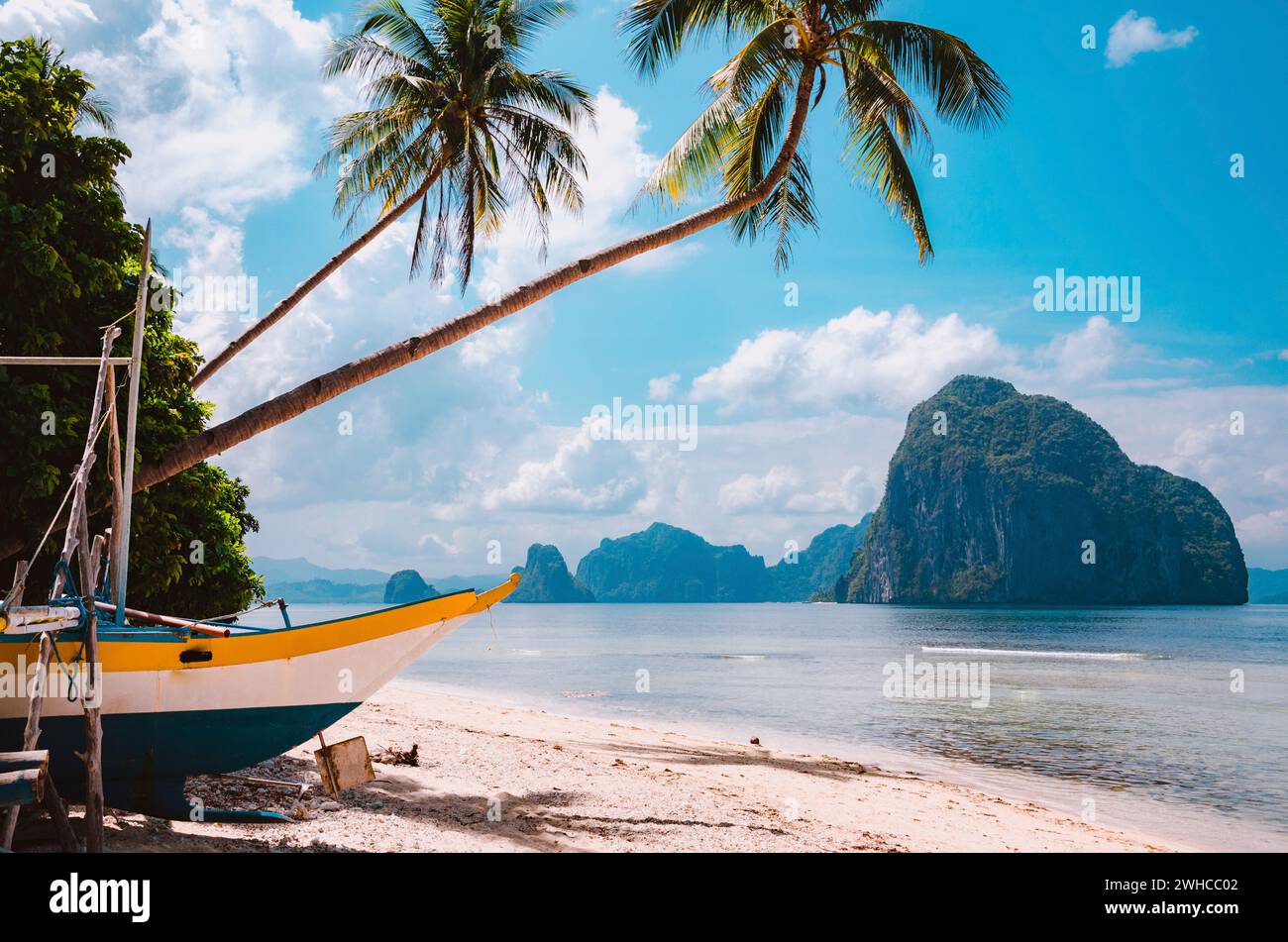 Banca bateau sur la rive sous les palmiers.île tropicale paysage pittoresque. El-Nido, Palawan, Philippines, Asie du Sud-est Banque D'Images