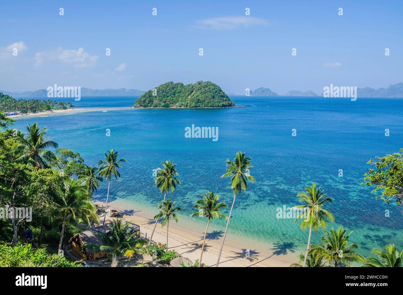 Plage tropicale avec palmiers. Beaucoup d'îles dans l'océan en arrière-plan, El Nido, Palawan, Philippines. Banque D'Images