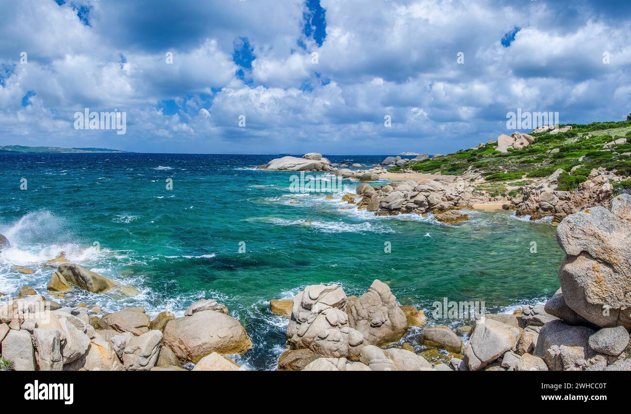 Costline venteuse avec rochers de grès près de Costa Serena, Sardaigne - Italie Banque D'Images