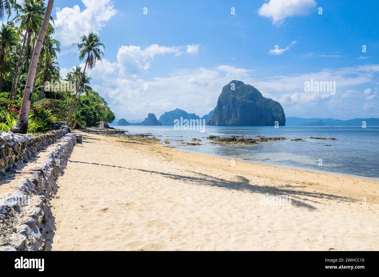 Marimegmeg Sunny Beach à marée basse à El Nido, Bar sous les palmiers en face, Palawan, Philippines Banque D'Images