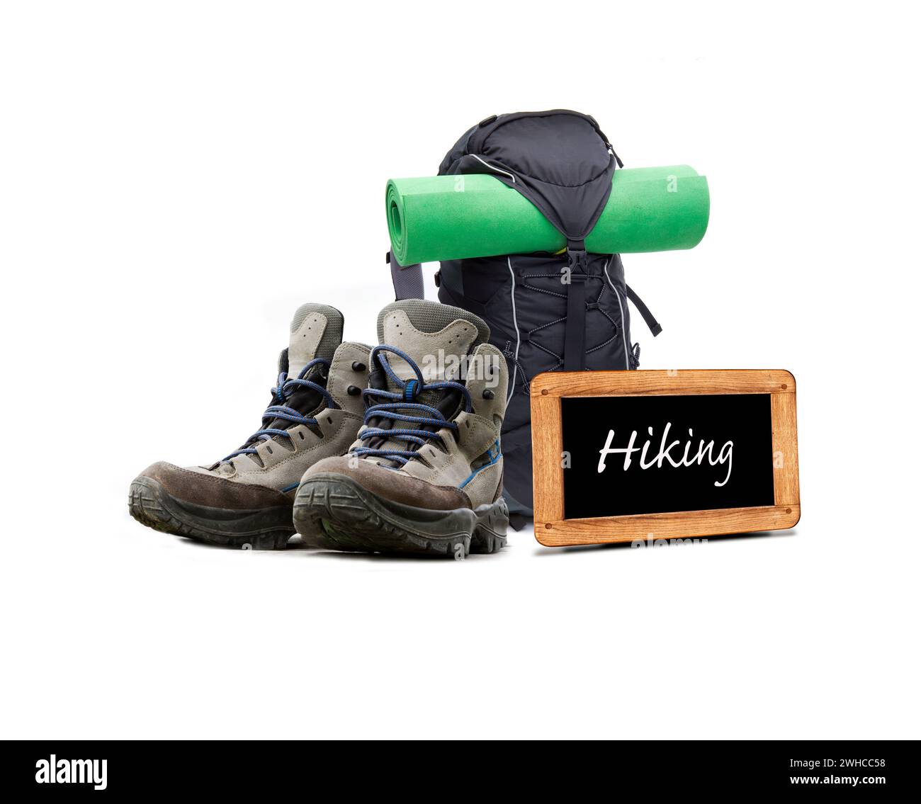 Panneau de randonnée avec bottes de montagne et sac à dos Banque D'Images