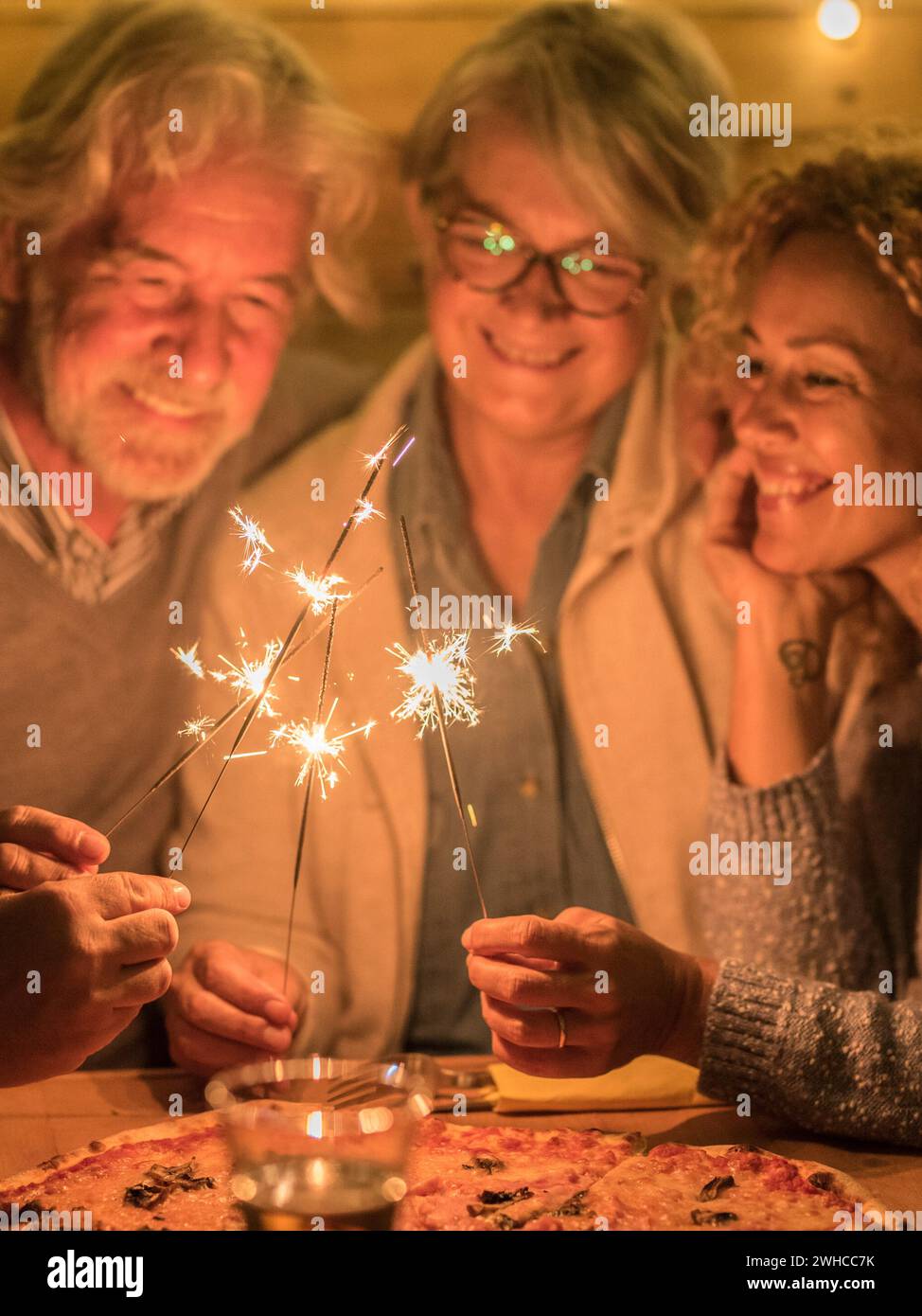 groupe de personnes et famille célébrant une fête ou une nouvelle fête année ensemble à la terrasse de la maison - quatre les sparklers au milieu ensemble Banque D'Images