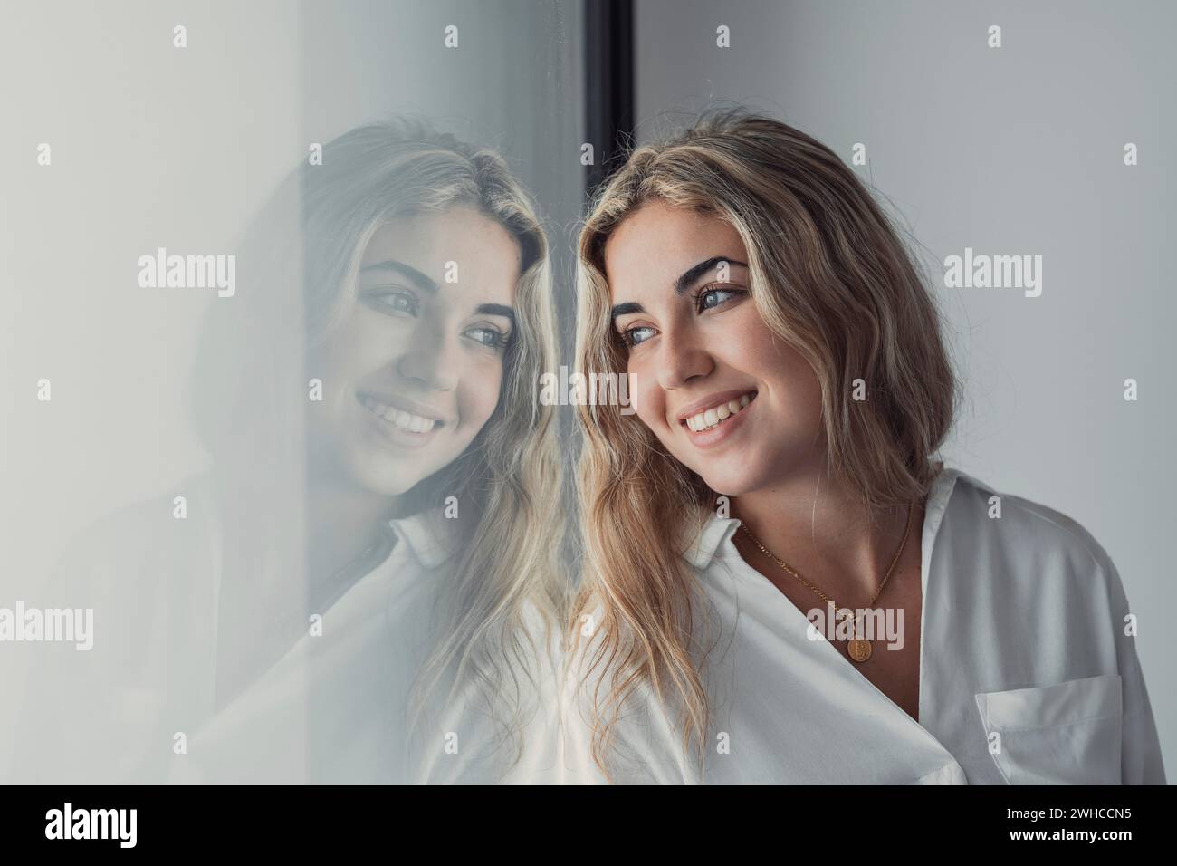 Portrait, gros plan de la femme souriante rêveuse regardant à distance en pensant, visualisant un bon avenir, excitée belle belle jeune femme d'affaires rêvant de nouvelles opportunités, la planification Banque D'Images