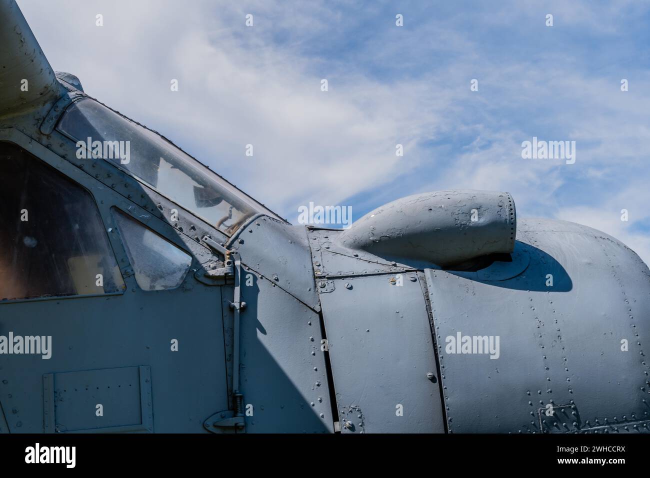 Admission d'air sur le dessus du capot de moteur radial de l'avion antique exposé dans le parc public Banque D'Images