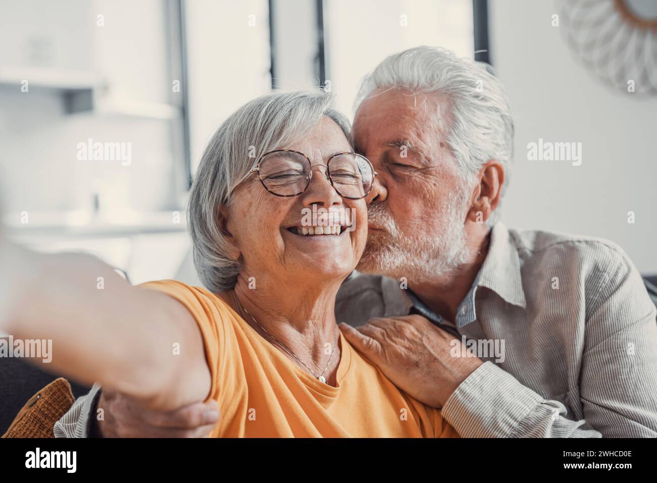 Portrait de tête portrait heureux couple senior prenant selfie, s'amusant avec la caméra de téléphone, femme âgée souriante et mari embrassant, regardant la caméra, posant pour la photo, homme âgé vlogger enregistrant la vidéo Banque D'Images