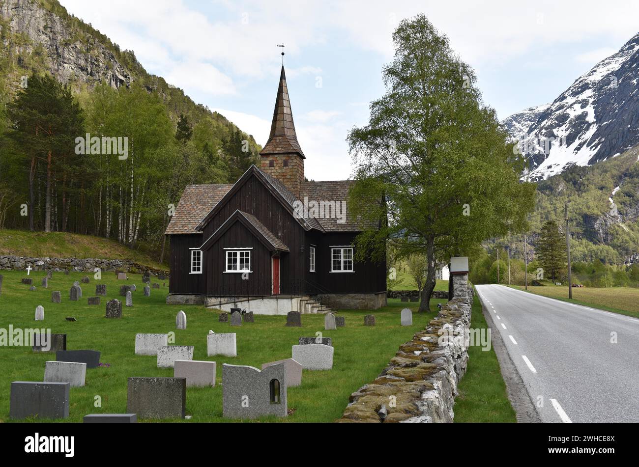 Église en bois avec pierres tombales en Norvège Banque D'Images