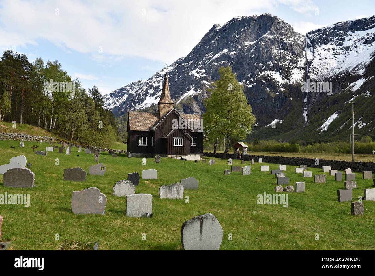 Église en bois avec pierres tombales en Norvège Banque D'Images