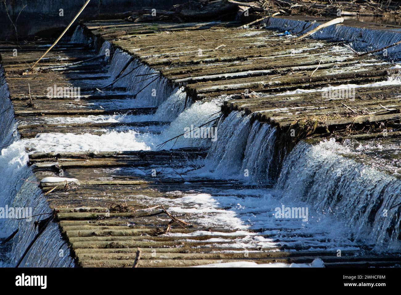 Cascades de défense contre l'eau avec de l'eau courante Banque D'Images