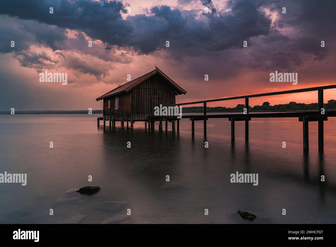 Hangar à bateaux, coucher de soleil, orage, Ammersee, Bavière, Allemagne, Europe Banque D'Images