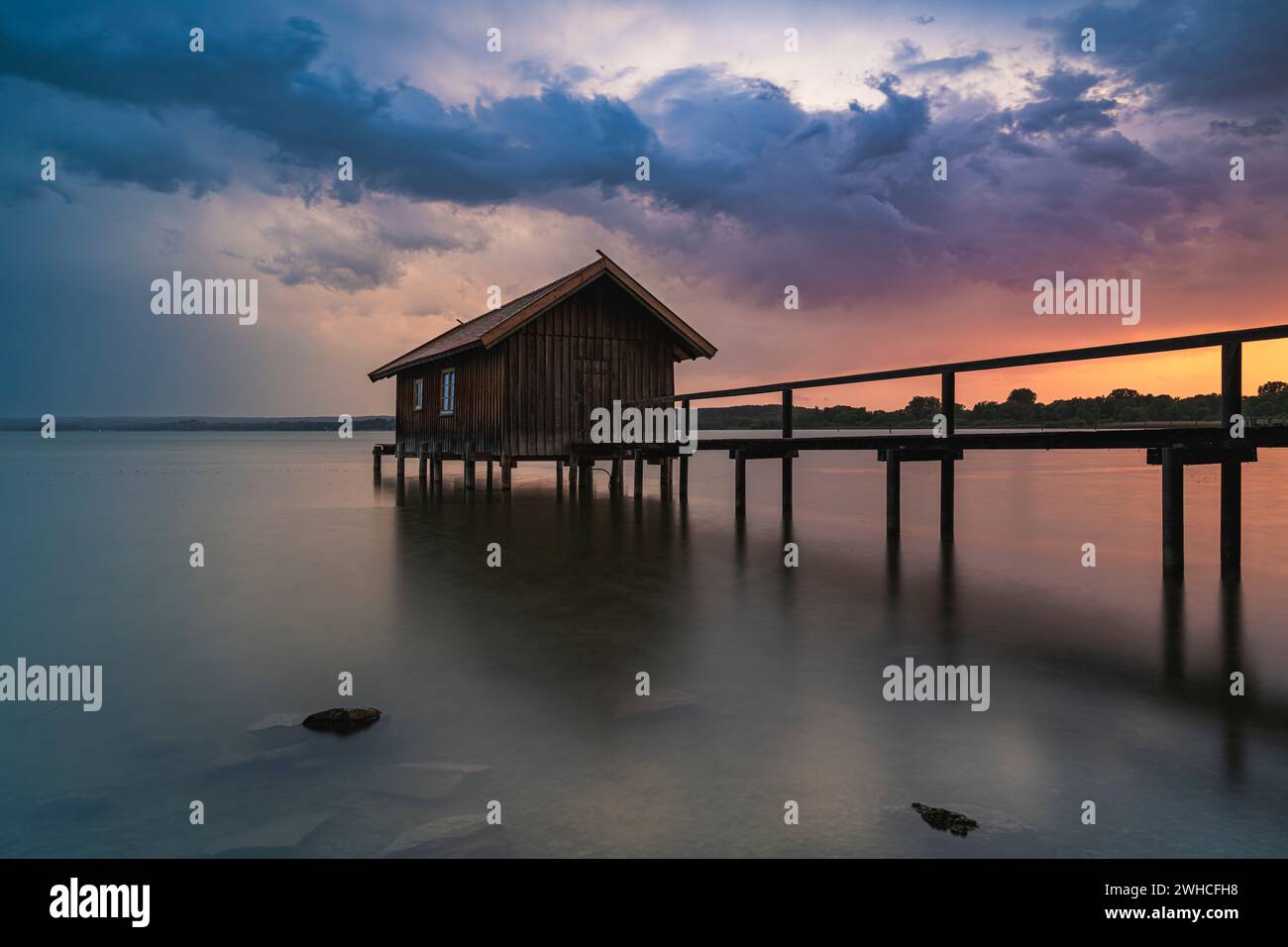 Hangar à bateaux, coucher de soleil, orage, Ammersee, Bavière, Allemagne, Europe Banque D'Images
