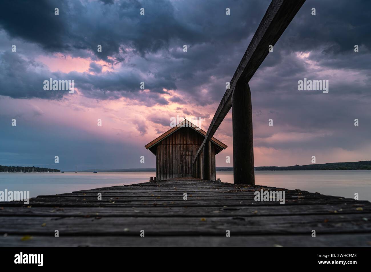 Hangar à bateaux, coucher de soleil, orage, Ammersee, Bavière, Allemagne, Europe Banque D'Images
