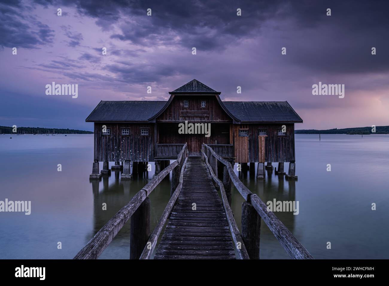 Hangar à bateaux, heure bleue, orage, Ammersee, Bavière, Allemagne, Europe Banque D'Images