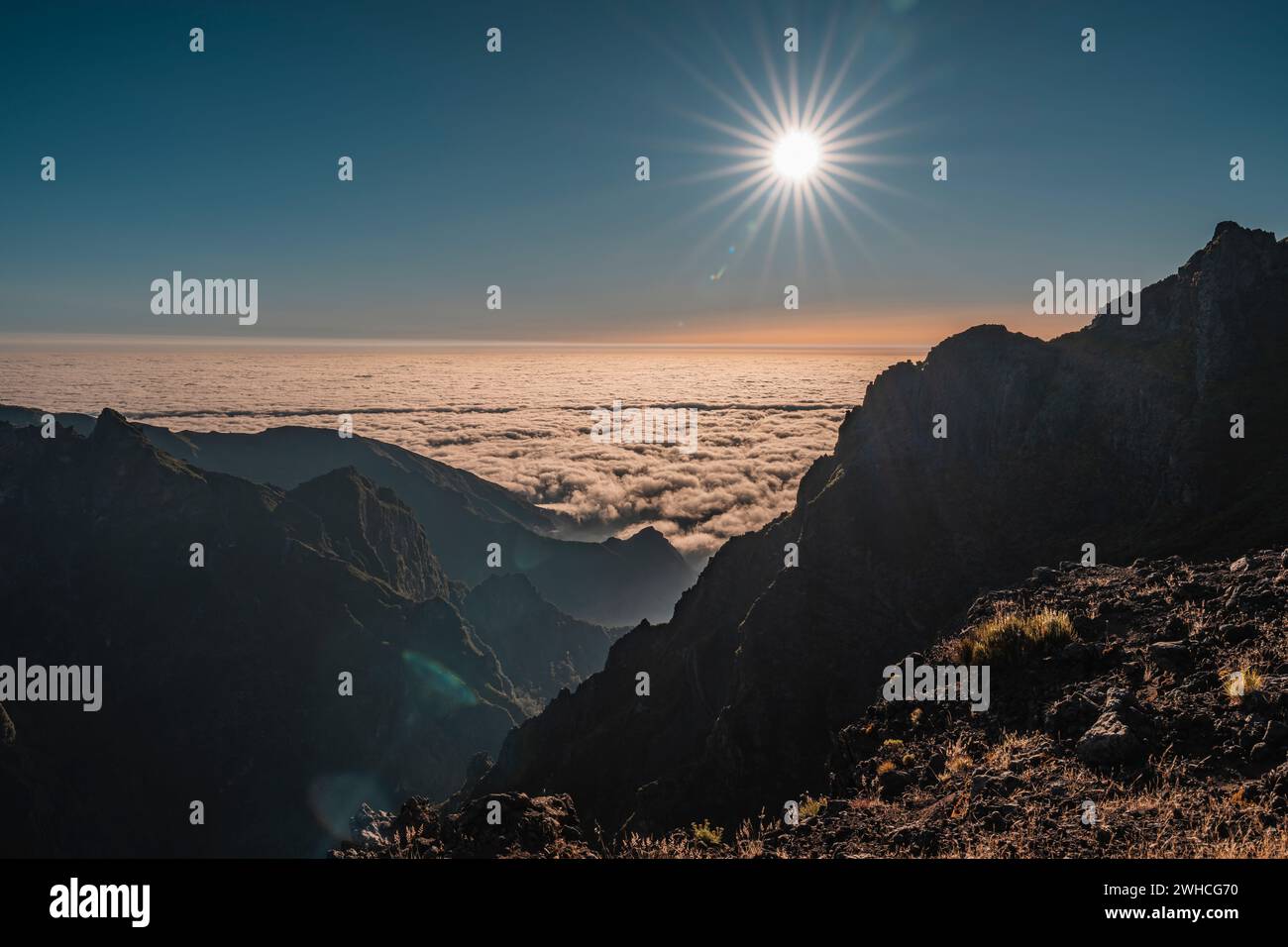 Brouillard, lever de soleil, montagnes, Pico Arieiro, région autonome de Madère, Portugal, Europe Banque D'Images